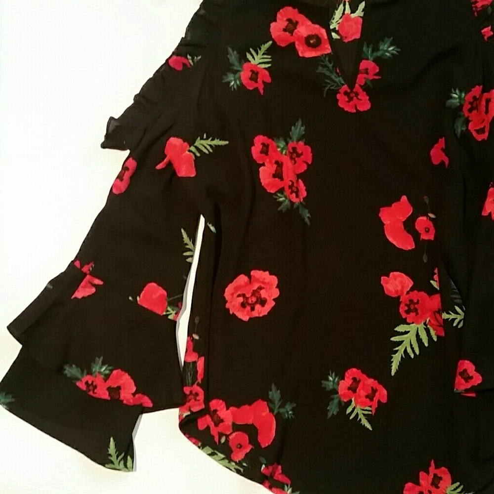 Express Cold Shoulder Top - Picture 5 of 6